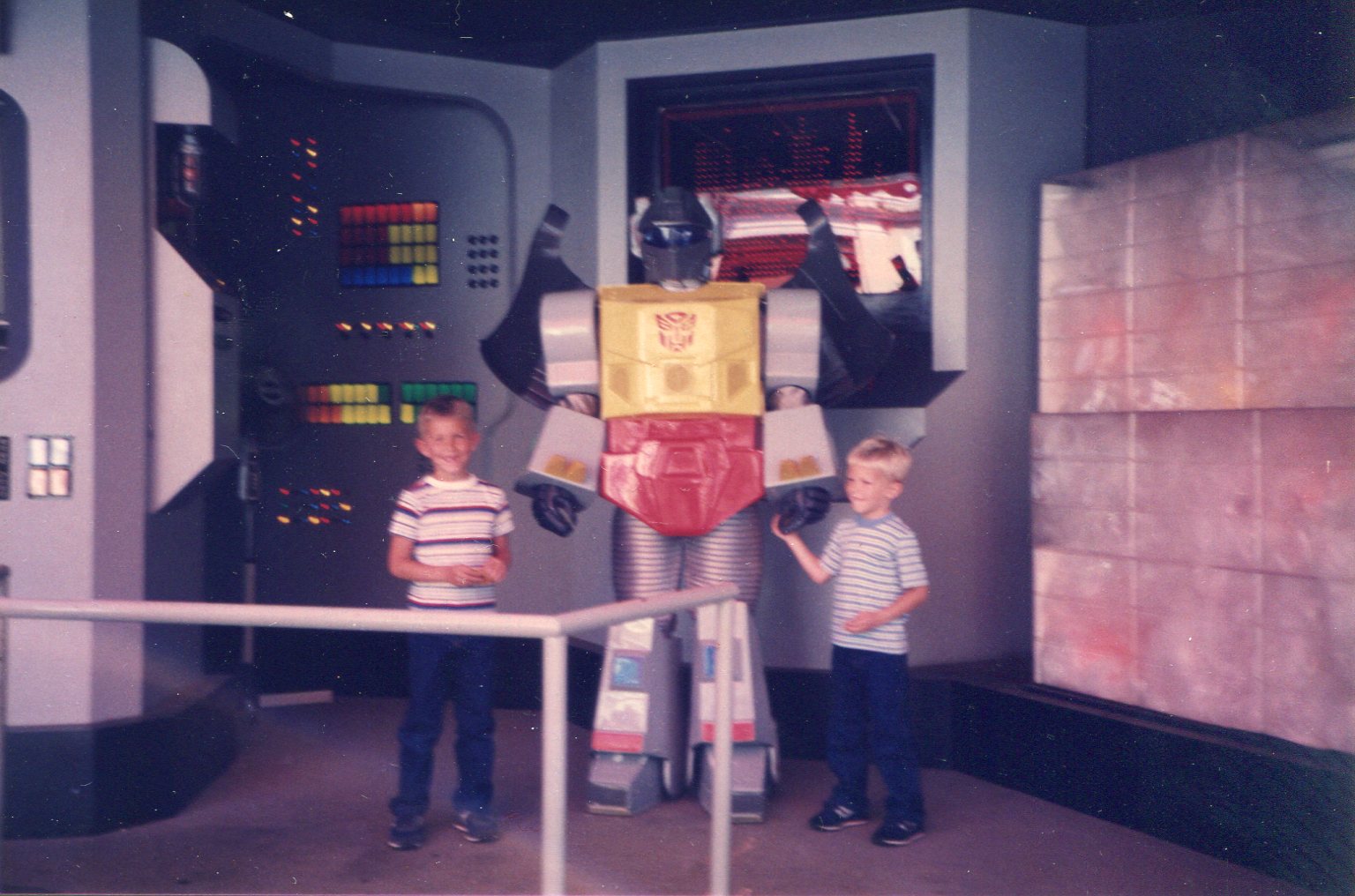 Universal_Studios_The_Transformers_Tour_Grimlock_06_Photo_courtesy_of_efholtmann1.jpg